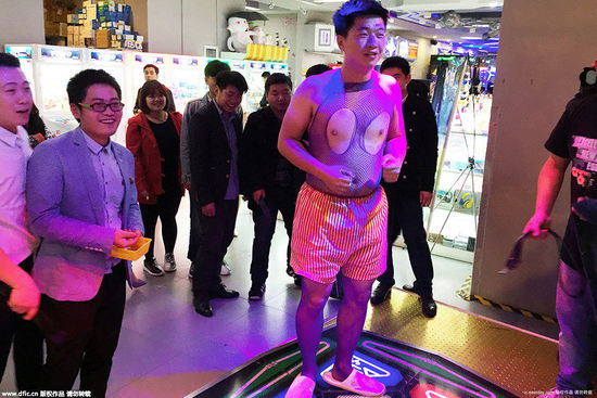 Chú rể mặc đồ lót vào siêu thị chơi game trong đêm tân hôn