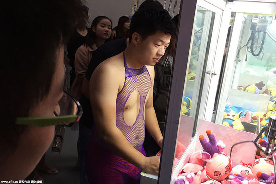 Chú rể mặc đồ lót vào siêu thị chơi game trong đêm tân hôn
