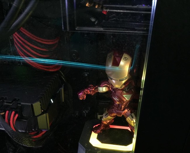 Choáng với bộ PC phong cách Iron Man của game thủ Việt Nam