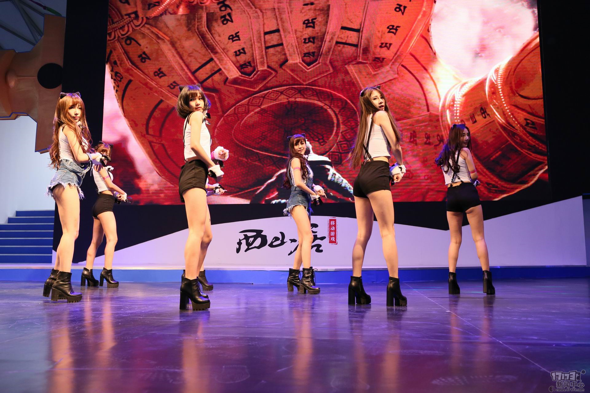 NPH Võ Lâm Truyền Kỳ Trung Quốc mở màn ChinaJoy 2015 với vũ điệu miêu nữ