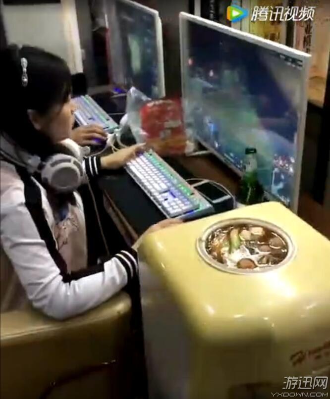 Nữ game thủ LMHT nấu lẩu bằng máy uống nước nóng lạnh ở tiệm net