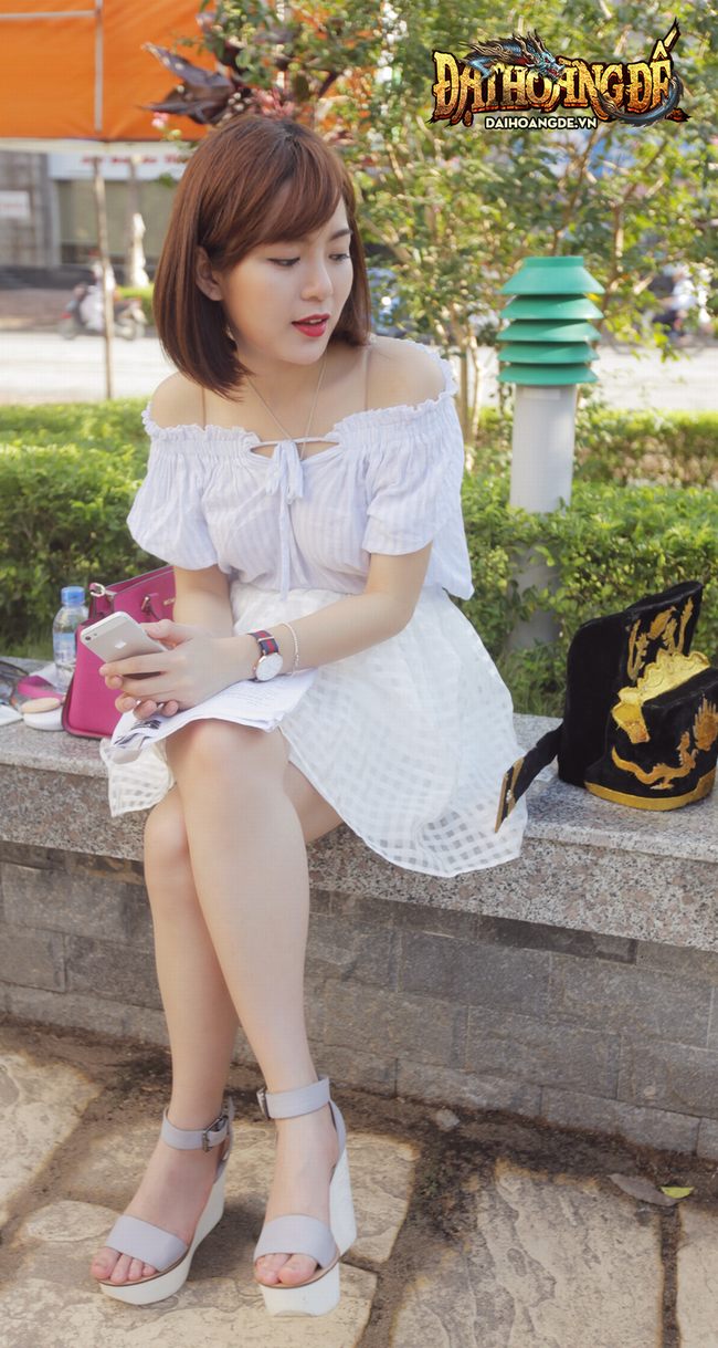Hậu trường Hot girl MU Tú Linh lần đầu đóng phim trong Đại Hoàng Đế