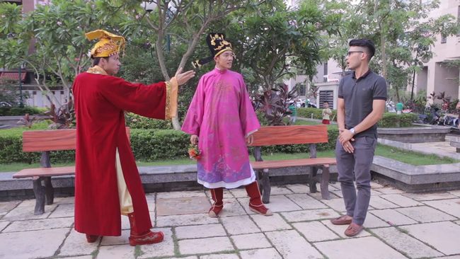 Hotgirl Tú Linh bị hoạn quan 'Bọ cạp' sờ chân trong clip Đại Hoàng Đế