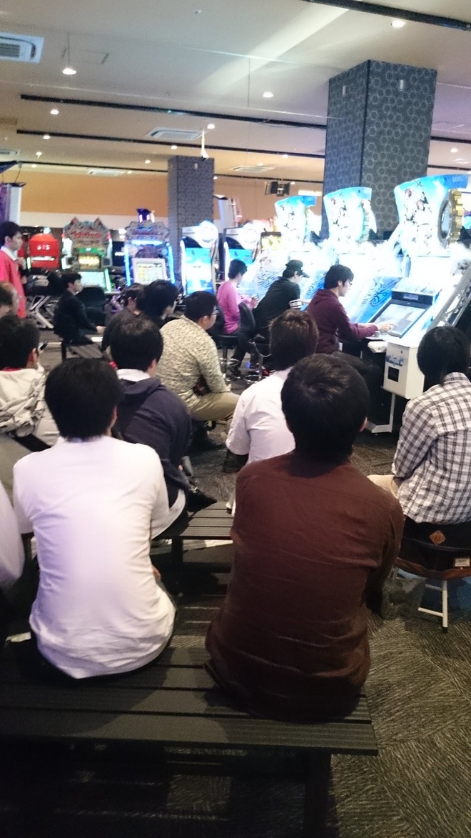 Dân Nhật xếp hàng nhiều giờ liền để được chơi game 3 năm tuổi