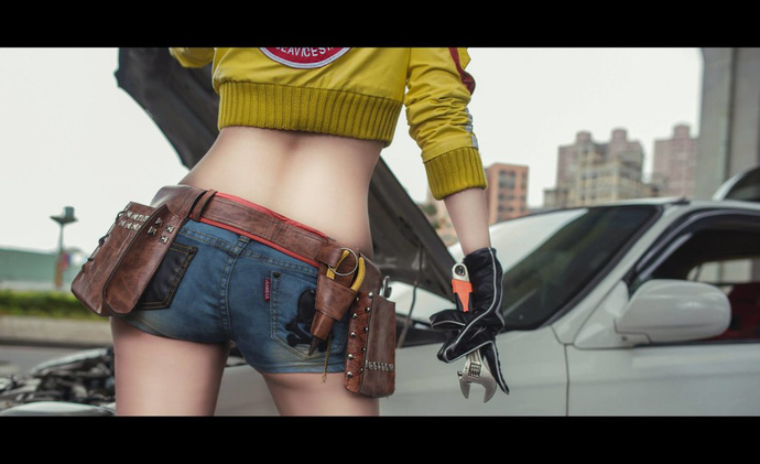 Mỹ nữ rửa xe trong Final Fantasy XV khoe ngực căng tròn