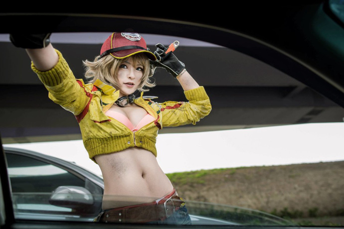 Mỹ nữ rửa xe trong Final Fantasy XV khoe ngực căng tròn
