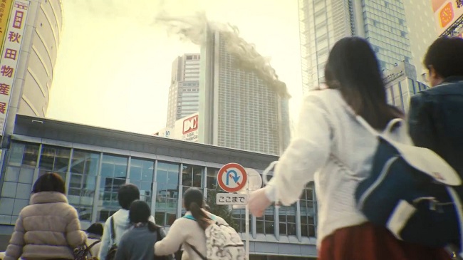Luffy choảng nhau với Cá Sấu và Enel trên đường phố Nhật Bản