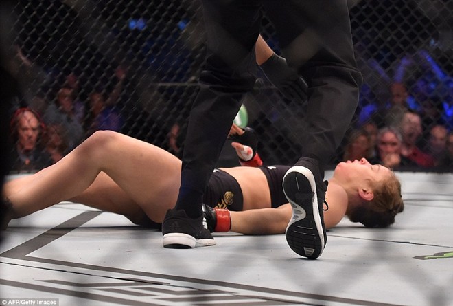 Làm đại diện cho UFC 2 Ronda Rousey mất chức vô địch hạng gà
