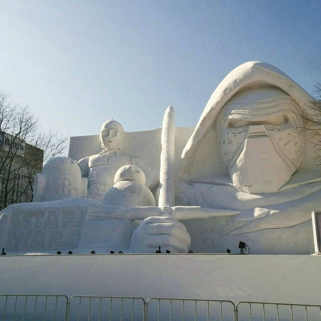 Những tượng tuyết khổng lồ khiến fan Star Wars, Final Fantasy phấn khích