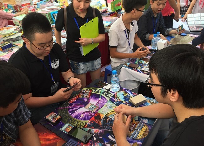 Giới trẻ Hà Nội sẵn sàng chi tiền tiệu mua thẻ bài Yu-Gi-Oh