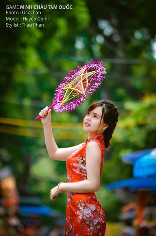 Huyền Chibi, hot girl Minh Châu Tam Quốc rực rỡ trên phố trung thu