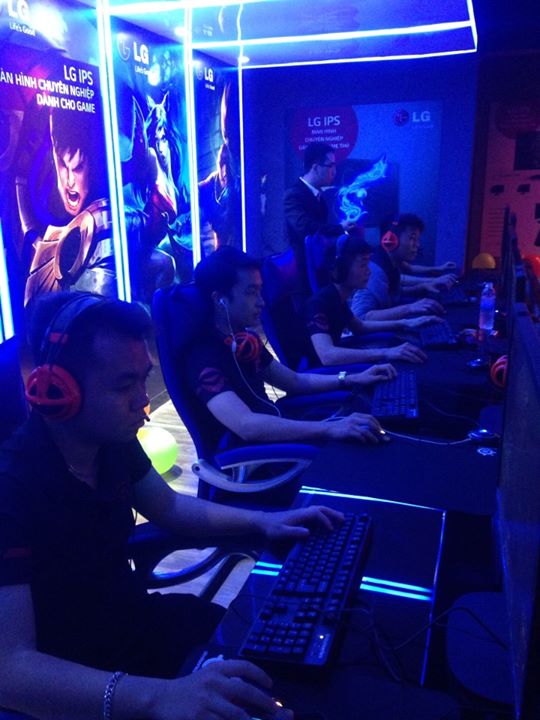 Cận cảnh phòng máy game đẹp nhất Hà Nội: Epic Gaming ngày khai trương