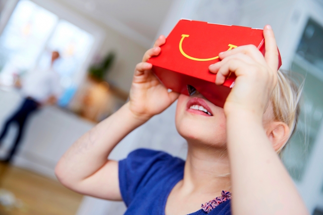 Làm kính VR chơi game từ vỏ hộp bánh McDonald’s