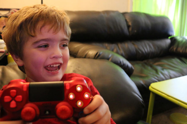Ngắm bộ điều khiển PlayStation 'tự chế' của cậu bé 5 tuổi