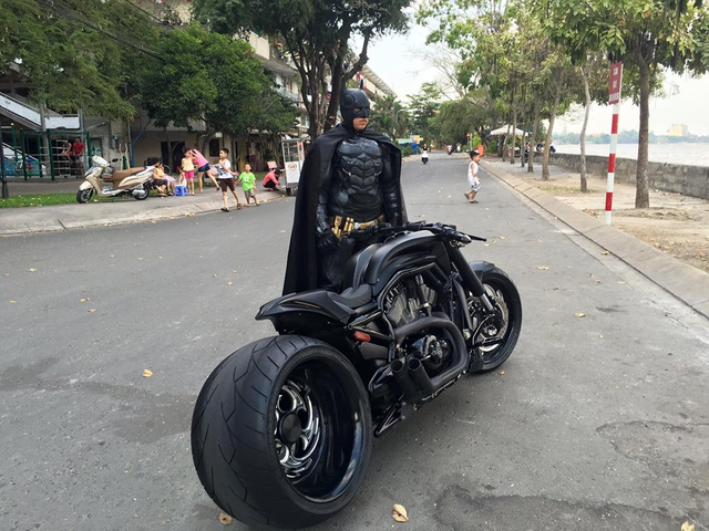 Lạ mắt với cảnh anh chàng Batman xuất hiện ở Việt Nam