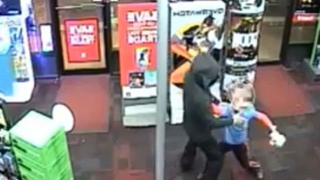 Bé trai 7 tuổi chống cự 2 tên cướp vũ trang ở cửa hàng game