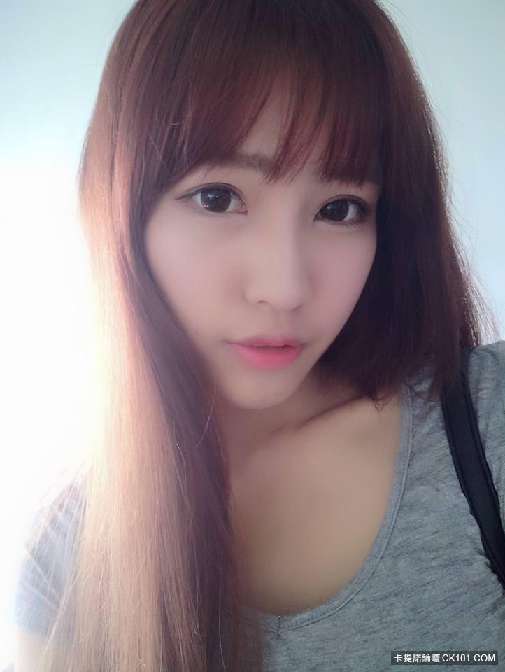 Liên Minh Huyền Thoại - Nữ game thủ 18 tuổi lộ ảnh riêng tư