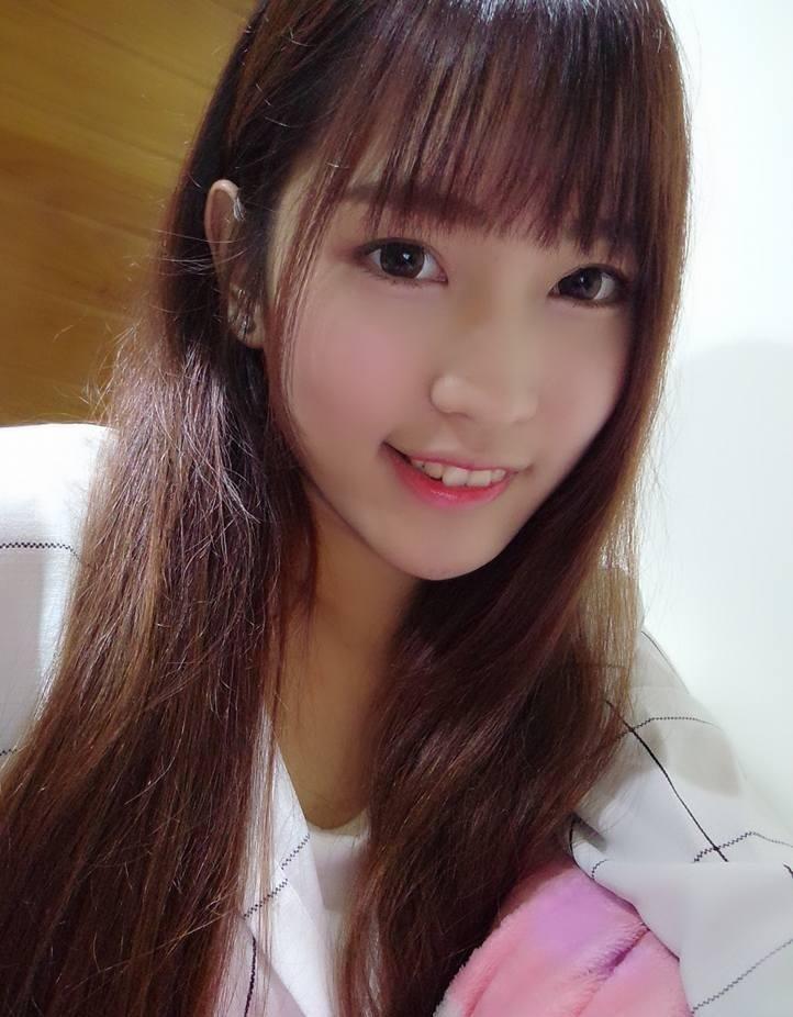 Liên Minh Huyền Thoại - Nữ game thủ 18 tuổi lộ ảnh riêng tư