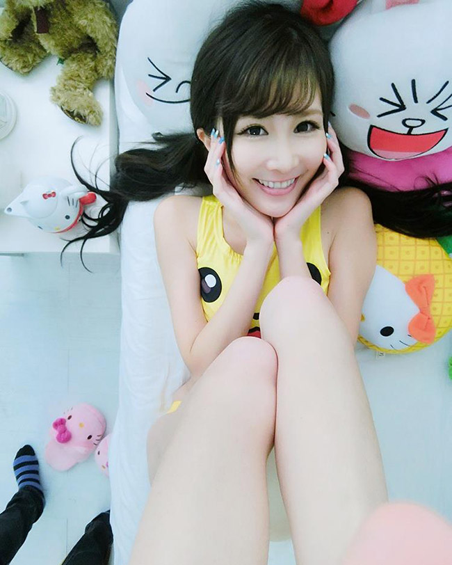 Nữ streamer Đài Loan thích mắc đồ ngủ giới thiệu game