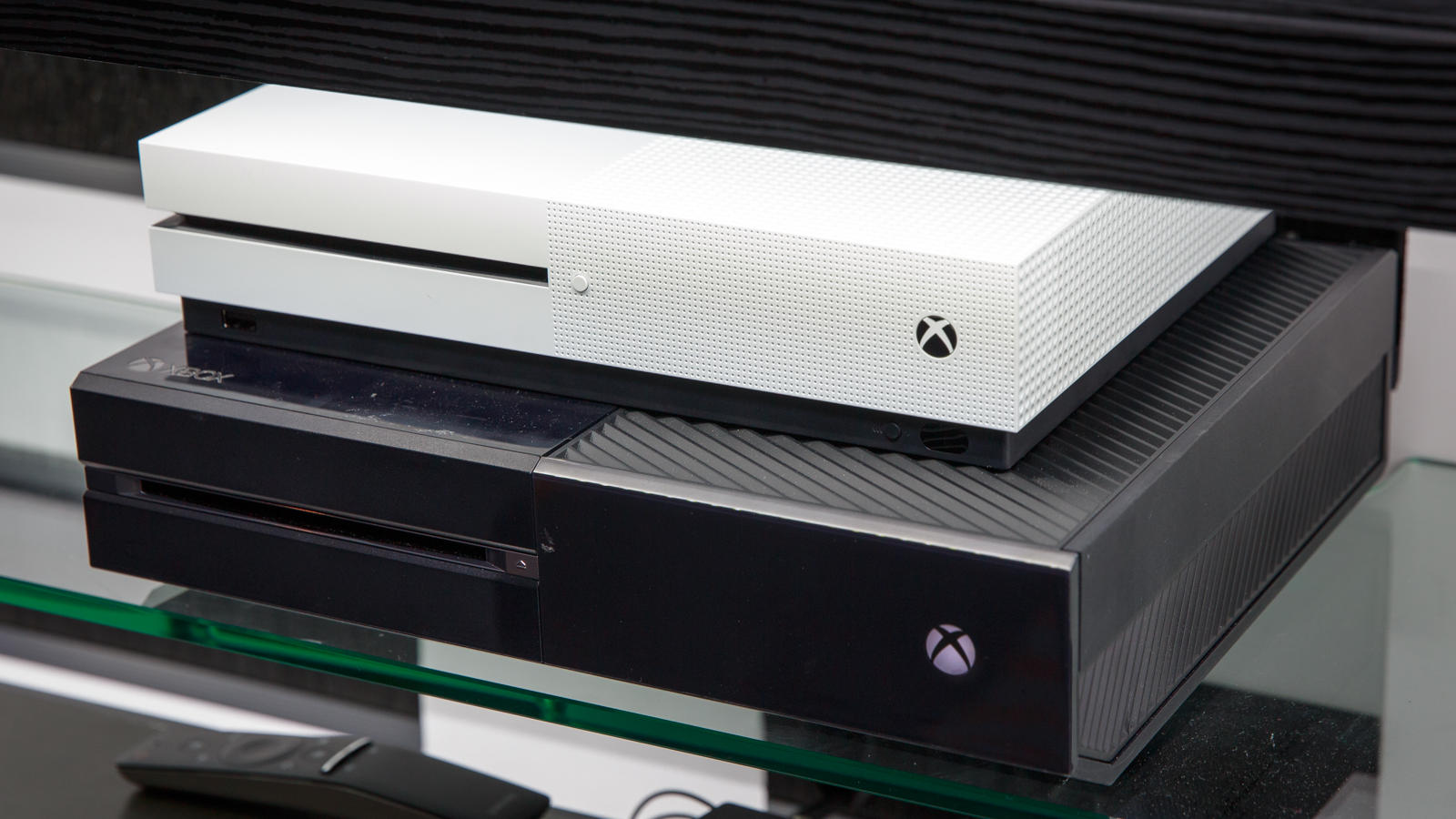 Xbox One S đang cháy hàng, giá về Việt Nam tăng gần gấp đôi