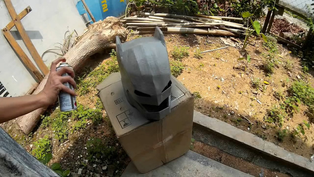 Hướng dẫn làm mũ giáp Batman từ bìa các tông