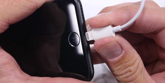 iPhone 7 "kêu oai oái" trong clip thử nghiệm độ bền trên Youtube