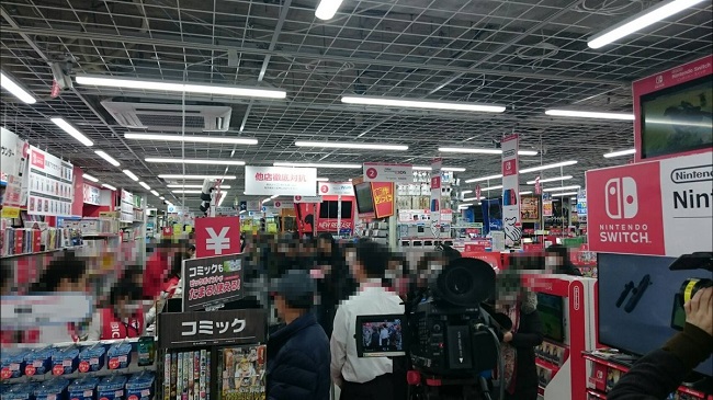 Fan Nhật xếp hàng chờ mua máy Nintendo Switch