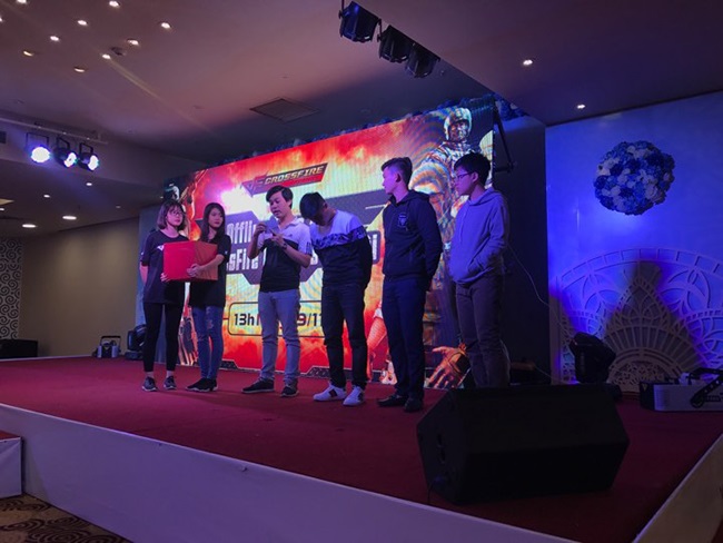 Xạ thủ CrossFire Legends Hà Nội và TP Hồ Chí Minh gặp gỡ NPH VNG