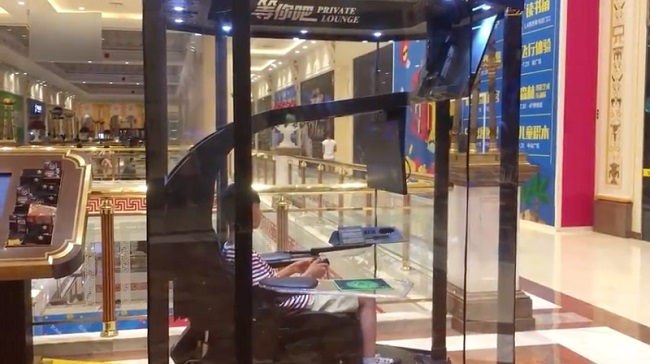 Xuất hiện phòng chơi game độc đáo cho khách mua sắm thư giãn tại Trung Quốc