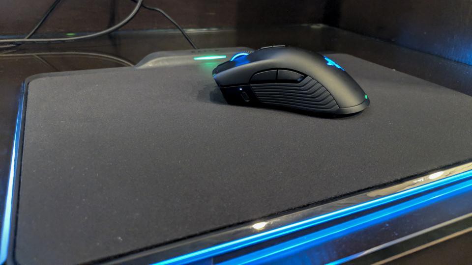 Razer gây bão với chuột chơi game mới siêu khủng sạc pin qua mousepad