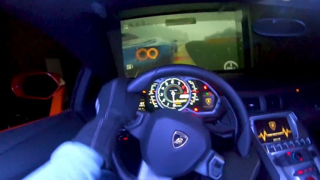 Dùng siêu xe 9 tỷ đồng làm điều khiển chơi game đua xe