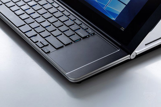 Cận cảnh nguyên mẫu laptop chơi game 2 màn hình Honeycomb Glacier của Intel