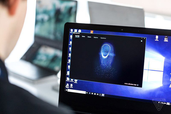 Cận cảnh nguyên mẫu laptop chơi game 2 màn hình Honeycomb Glacier của Intel