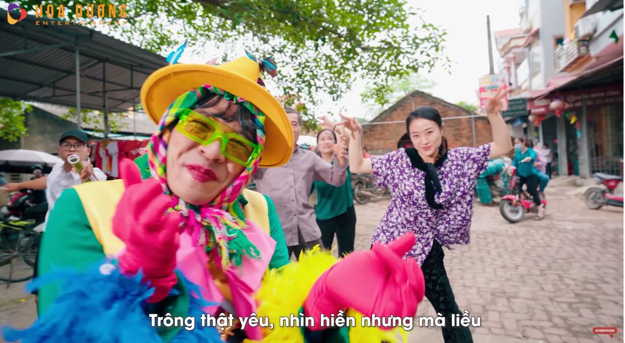 Trung Ruồi ra mắt MV mới “Ôi Bà Em”, cộng đồng phát hiện ra điểm đặc biệt “đến bà 90 tuổi còn chơi Thần Vương Chi Mộng mà”